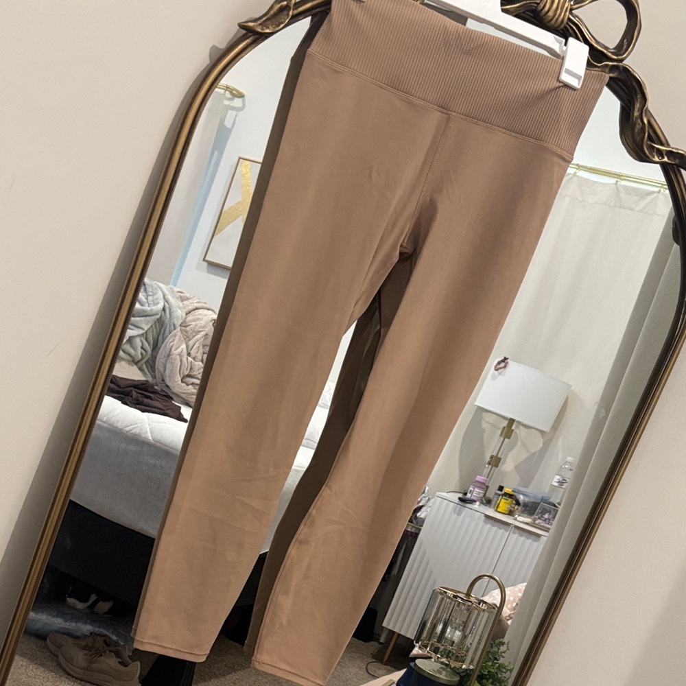 Vuori High-Rise Seamless Leggings in Light Brown